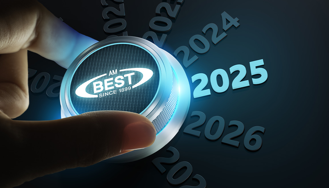 Zumirani prsti šake na potenciometru sa logotipom AM BEST agencije koji pokazuje broj 2025 na tamnoplavoj pozadini