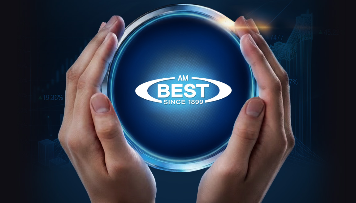 Na pretežno plavoj pozadini, dve šake drže okruglu podlogu na kojoj se nalazi logotip A.M. Best agencije.